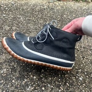Sorel Out 'N About Waterproof Leather Black Duck Boots Size 8